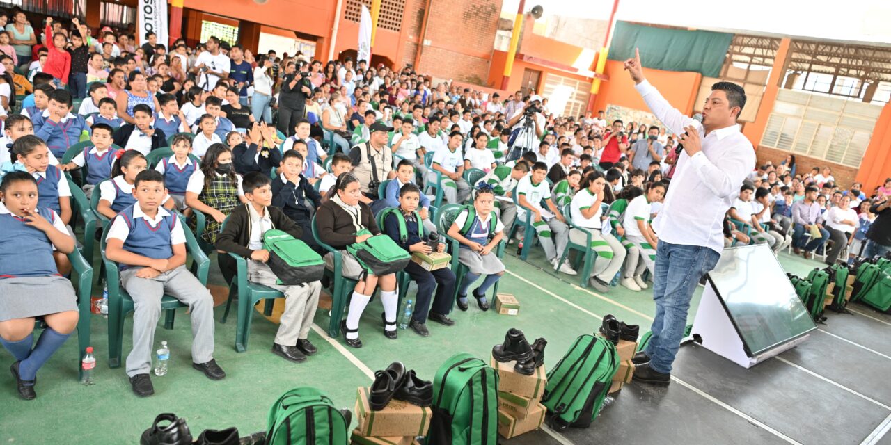 En Cerritos, Ricardo Gallardo inicia entrega de apoyos escolares