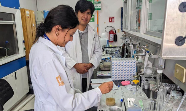 Avanzan en el IPICYT investigaciones para la descomposición de contaminantes en agua utilizando la poderosa luz del dióxido de titanio (TiO2).