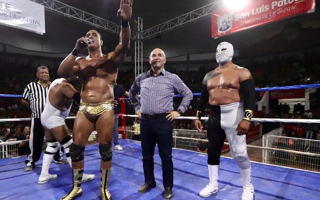 Gobierno de la Capital llevó una histórica función de lucha libre a una Plaza de Toros repleta de contentos aficionados