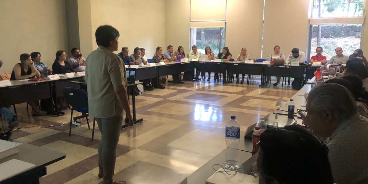 Docentes del SEER se actualizan en el nuevo marco curricular