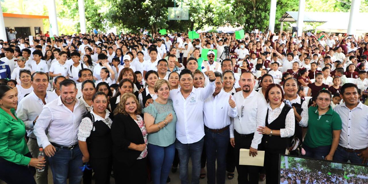 Ricardo Gallardo lleva a la Huasteca más apoyos escolares.