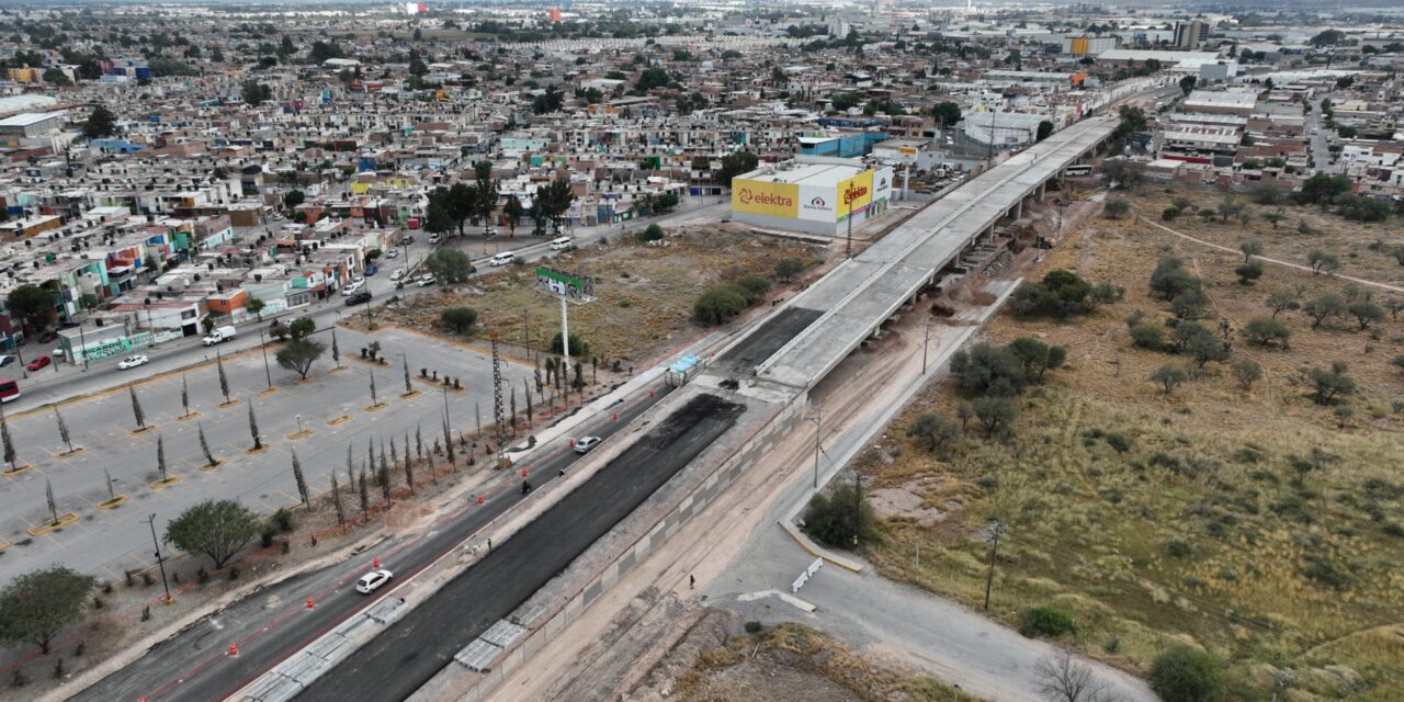 Gobierno estatal supervisa obra de puente superior vehicular en Circuito Potosí