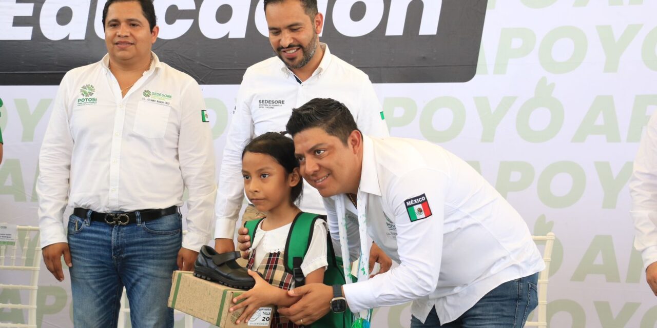 Gallardo Cardona entrega kits escolares en Axtla de Terrazas