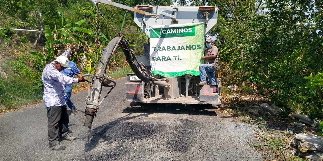 Gobierno estatal atiende camino en la Huasteca Sur