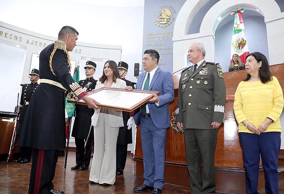 En sesión solemne develan en el Muro de Honor del Salón de Plenos del Poder Legislativo “2023 Año del Bicentenario del Heroico Colegio Militar”