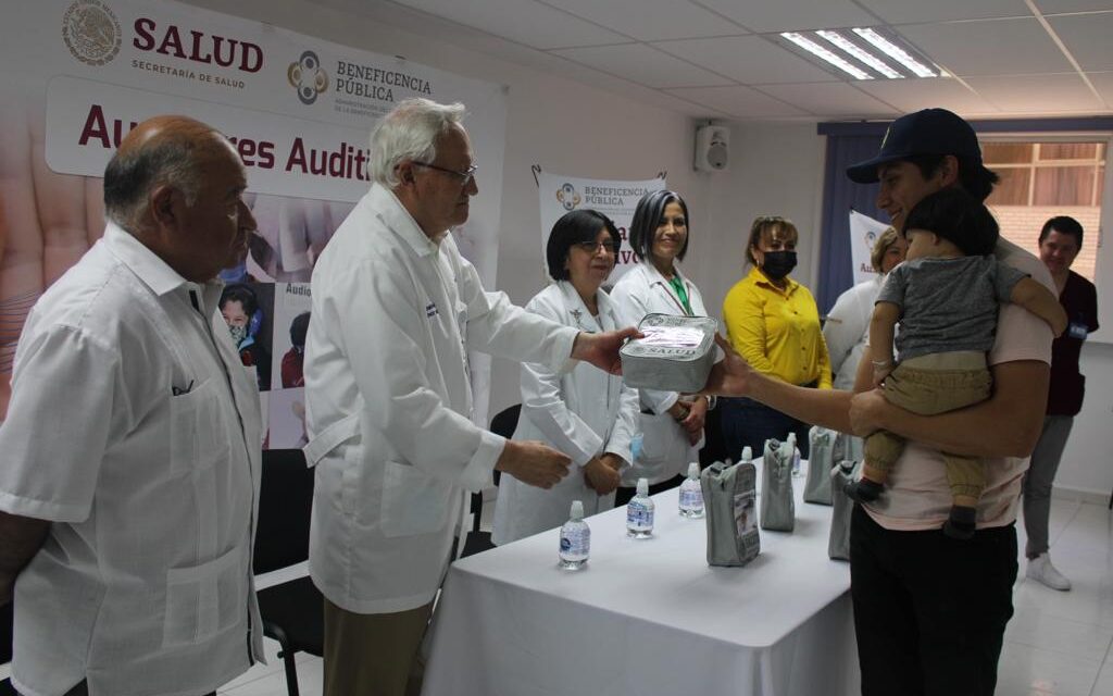 En apoyo a la niñez, Estado entrega dispositivos auditivos