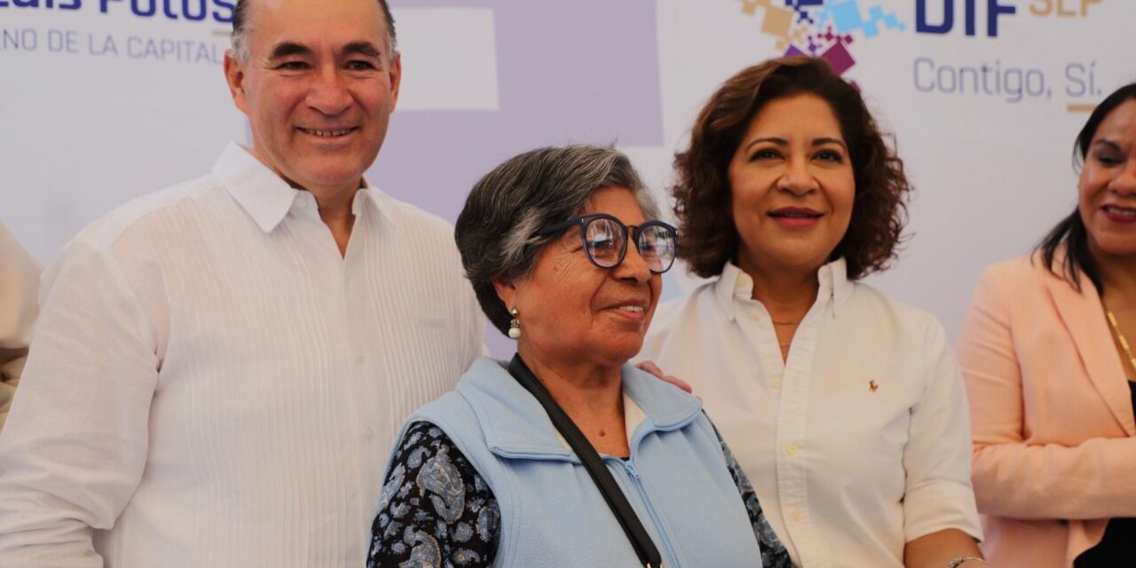 Presidenta del DIF Municipal, Estela Arriaga, y Alcalde Enrique Galindo, hacen entrega masiva de lentes graduados