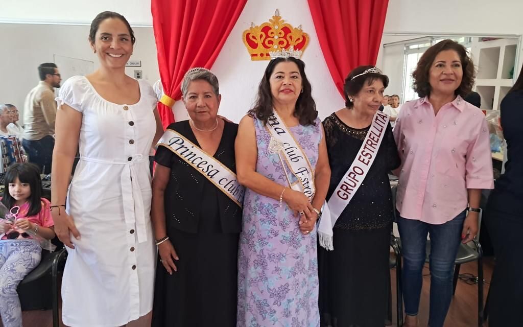 La presidenta de DIF Municipal Estela Arriaga entrega corona a Reina del Club de Adultos Mayores Estrellitas