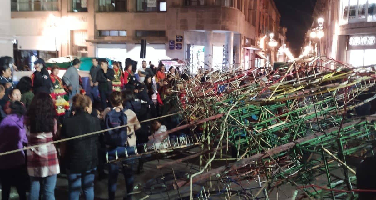 Protección Civil Municipal interviene en celebración de San Luis Rey en Plaza de Armas, por caída de estructura