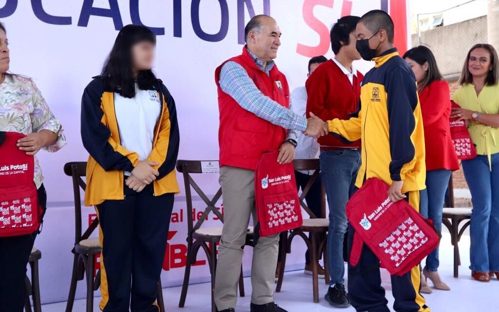 Gobierno de la Capital incentiva a estudiantes de escuelas municipales, con la entrega de mochilas