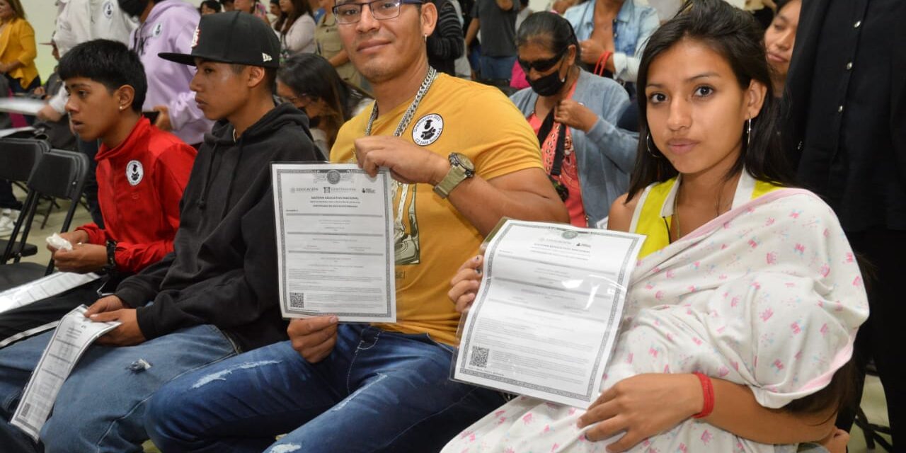 Alcaldesa Leonor Noyola entrega certificados de educación a personas adultas