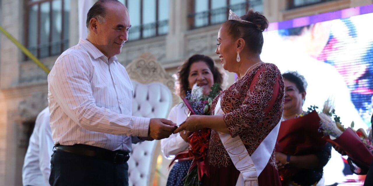 Presidenta del DIF Municipal Estela Arriaga y Alcalde Capitalino, Enrique Galindo, coronaron a la Reina y Rey de los Clubes de Adultos Mayores