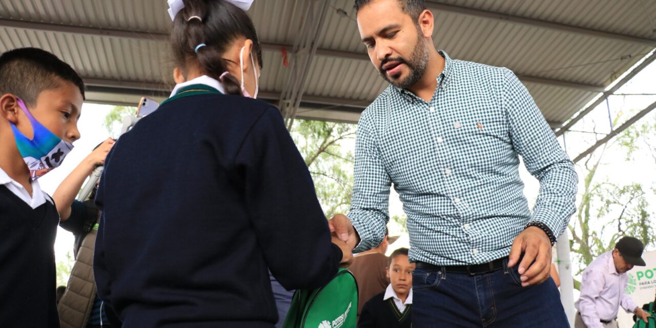 Gobierno del Estado brinda apoyo a 300 mil estudiantes de nivel básico