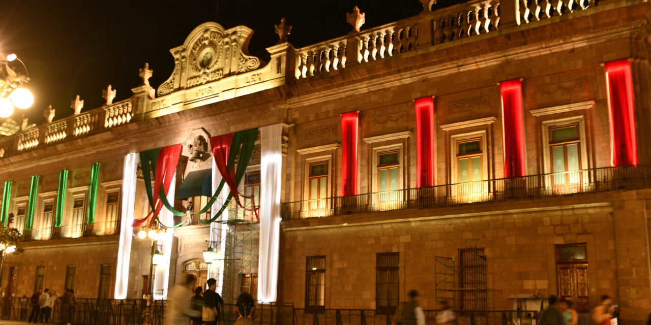 Instalan adornos patrios en Palacio de Gobierno