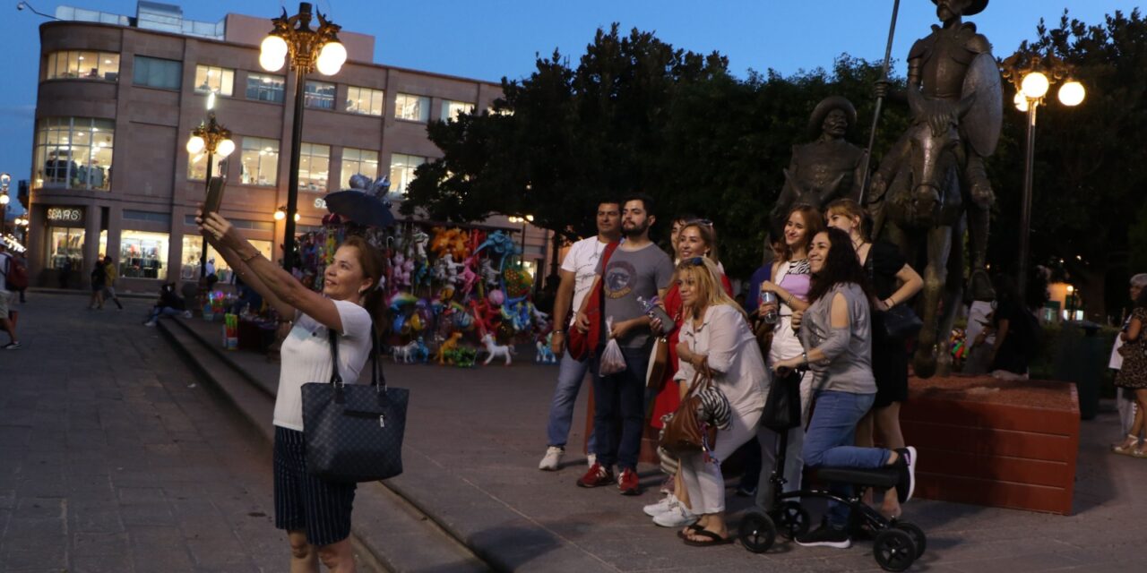 Gran expectación sigue provocando la escultura “Don Quijote y Sancho” en Plaza de Armas