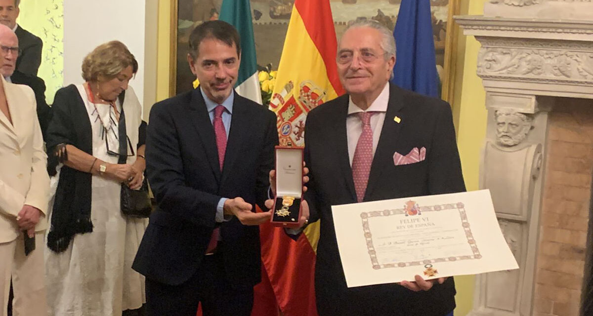 Daniel Álvarez de la Llera, Director de Cultura Municipal, fue condecorado por el Gobierno de España