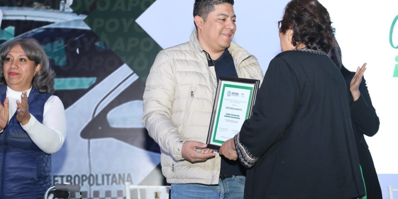 Ricardo Gallardo reconoce labor de taxistas potosinos