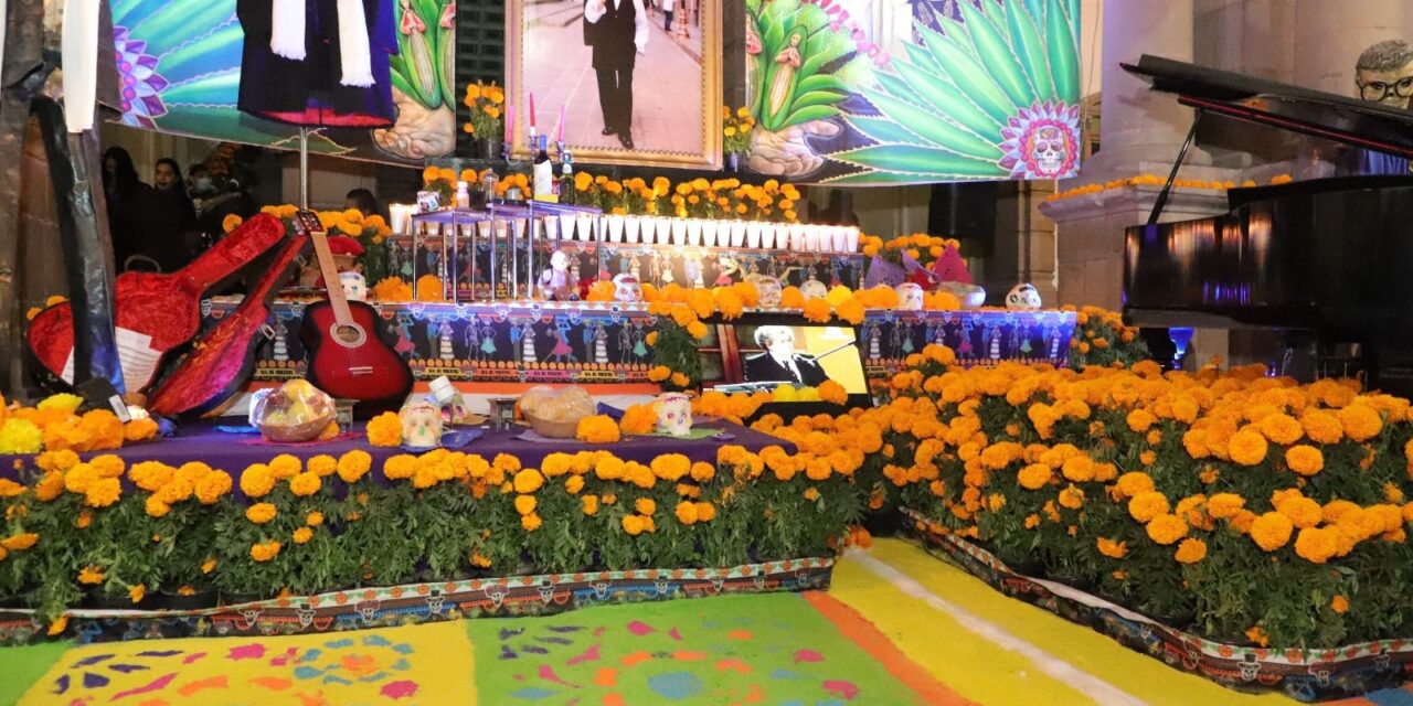 Miles de potosinos disfrutan del Altar de Muertos y Exposición de Calaveras Monumentales en Palacio Municipal