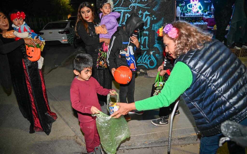 Terror, música y unión familiar, en la primera callejoneada por Día de Muertos en Soledad