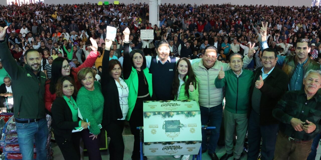 Ricardo Gallardo celebra posada y reconoce a taxistas potosinos