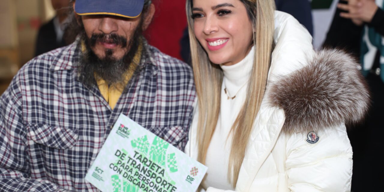 Gobierno entrega tarjetas de transporte gratuito a grupos vulnerables