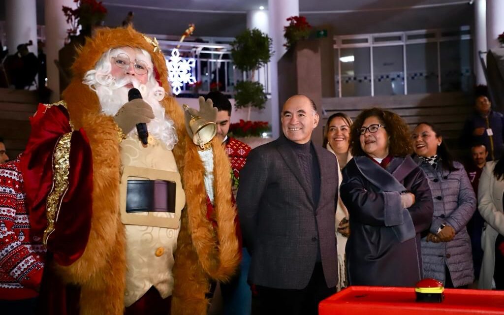 Con encendido de Árbol Navideño en la UAM, inicia DIF Municipal entrega de juguetes a niñas y niños en situación vulnerable