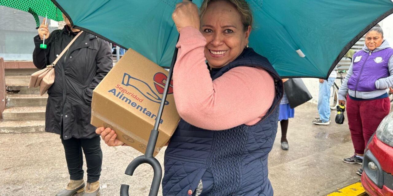 Con la entrega de paquetes de despensa nutricional y de leche, Ayuntamiento de SLP beneficia a familias de alta vulnerabilidad