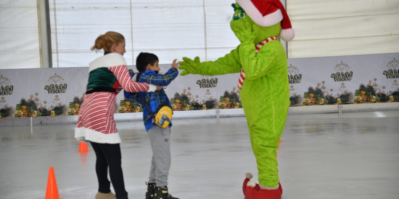 Inauguran espectacular pista de hielo, en Plaza Principal de Soledad