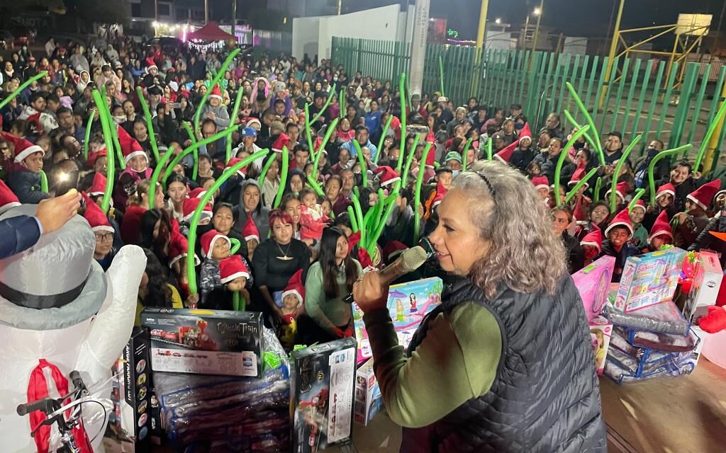 Leonor Noyola convive con niños y niñas de comunidades en posadas navideñas