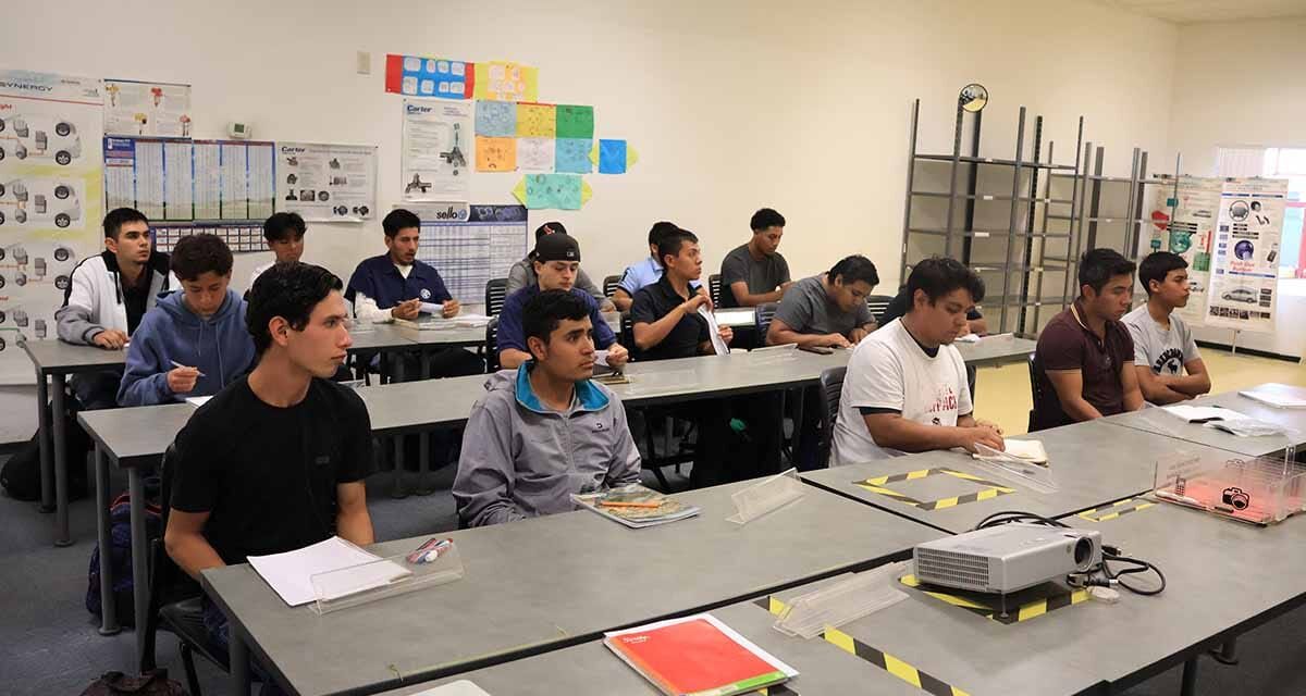 Gobierno brinda apoyo a jóvenes en formación automotriz