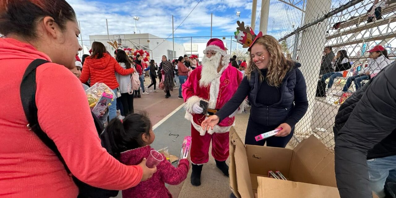 Gobierno Municipal entrega kits navideños para fomentar la convivencia vecinal