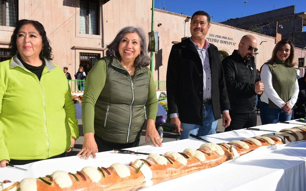 En la plaza principal y con alegría, alcaldesa soledense reparte tradicional Rosca de Reyes