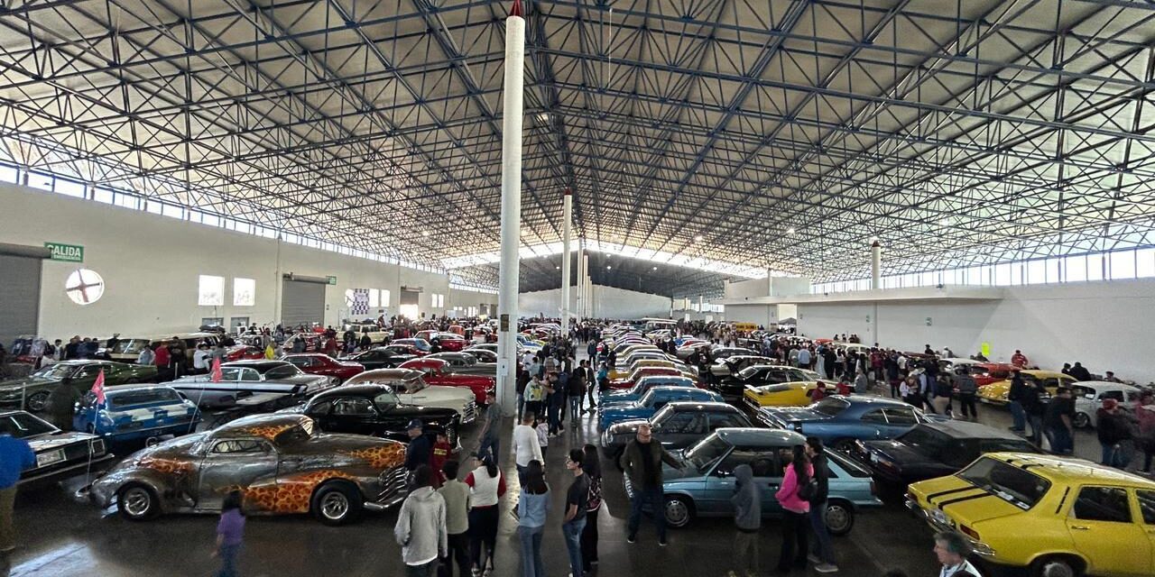 Se realiza con éxito la exposición más grande de autos clásicos y antiguos