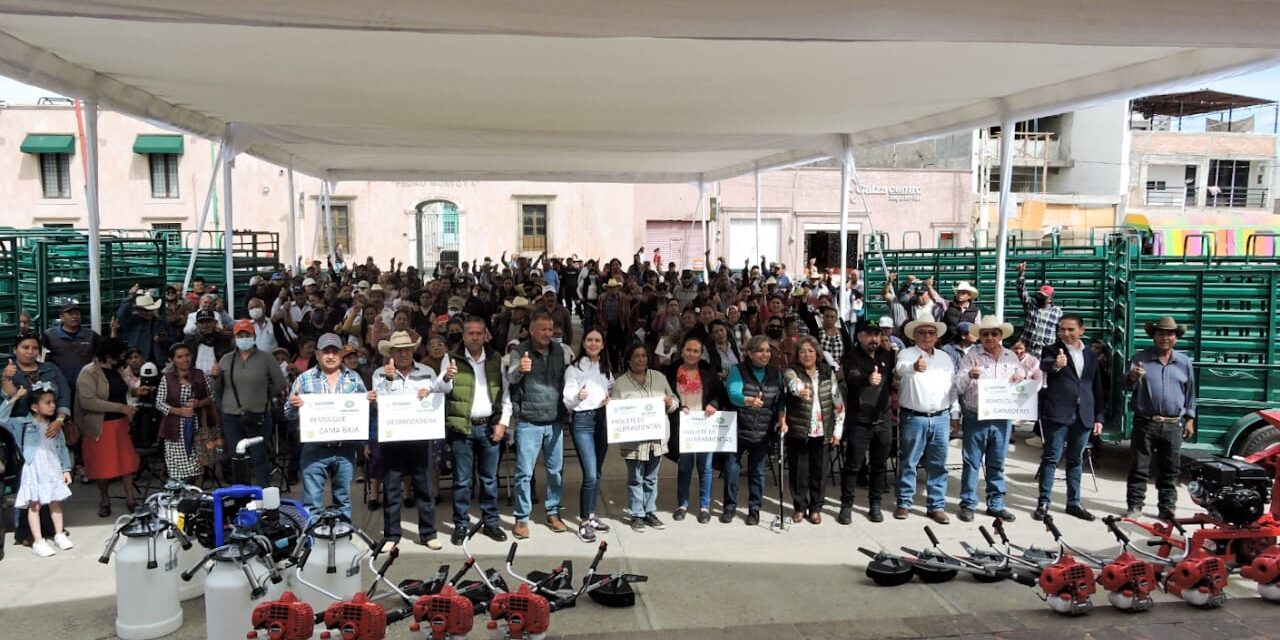 Gobierno lleva más apoyo a productores potosinos