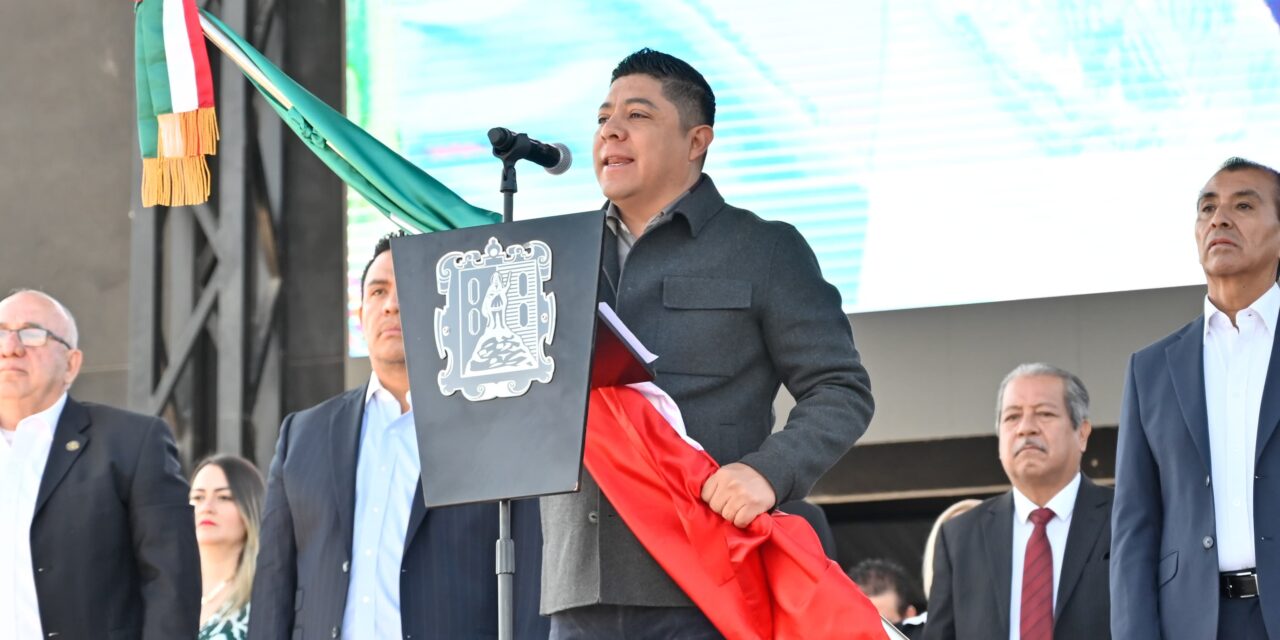 Ricardo Gallardo toma Juramento a la Bandera a estudiantes de primaria