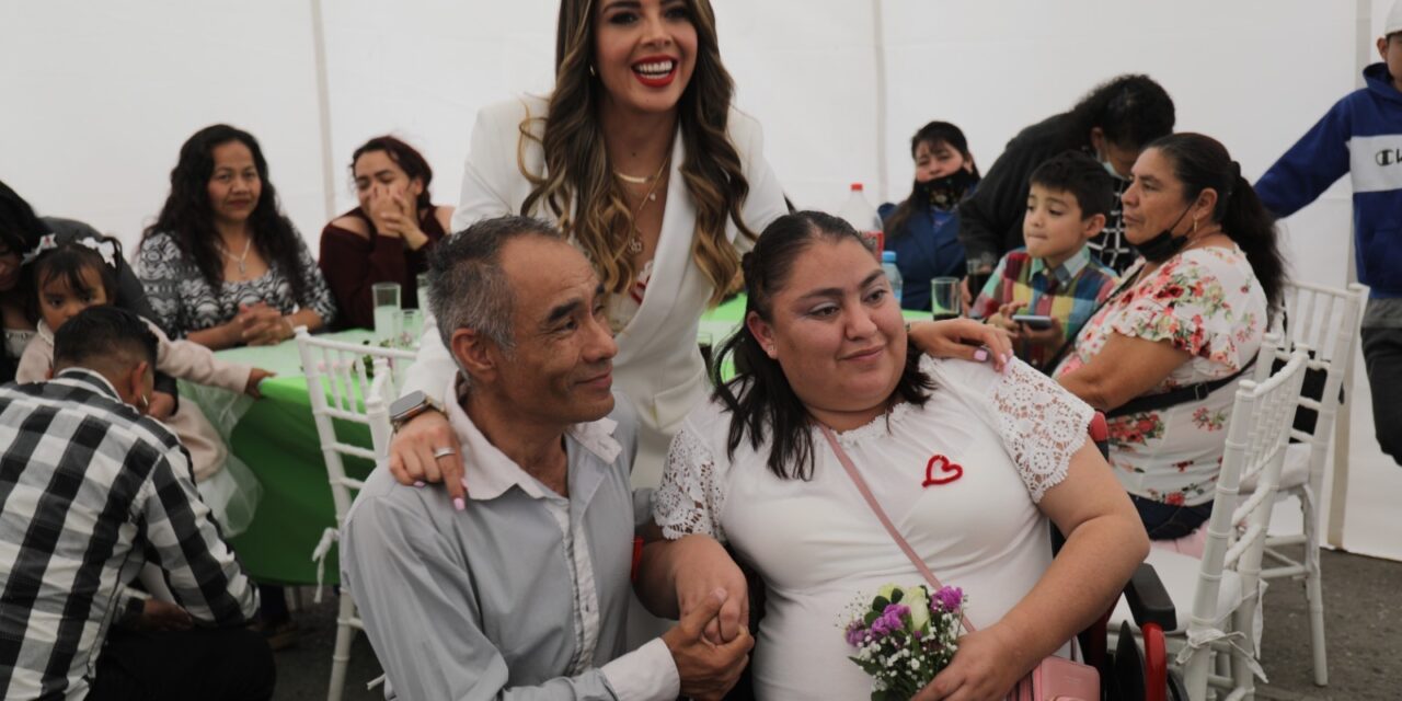 Ruth González Silva atestigua matrimonio civil de más de mil parejas