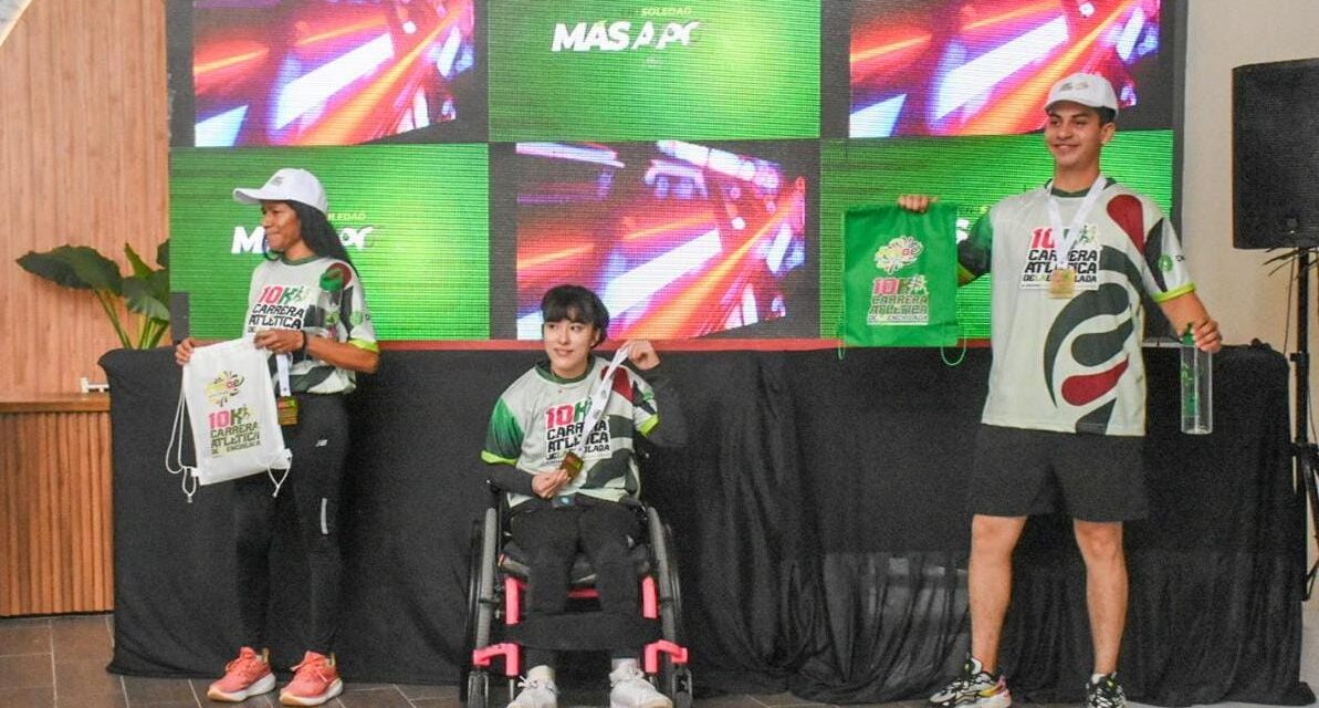 Soledad de GS presenta playera y medalla de la Carrera Atlética de la Enchilada