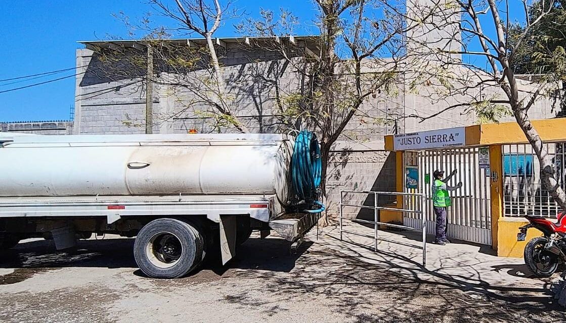 En apoyo a la educación, Ayto de Soledad mantiene entrega de agua a escuelas y colonias