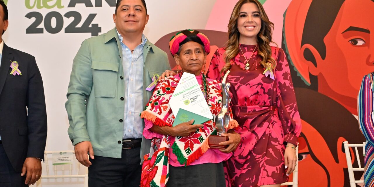 Ricardo Gallardo entrega reconocimiento “Potosina del Año, Edición 2024”