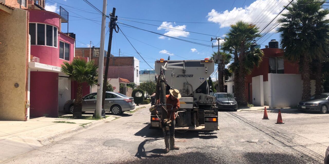 Ayuntamiento de SLP realiza acciones de bacheo, pide a la ciudadanía tomar precauciones