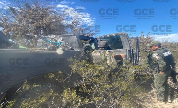 Despliegue operativo contra delincuencia en Guadalcázar permite aseguramiento de vehículos, equipo táctico y poncha llantas.