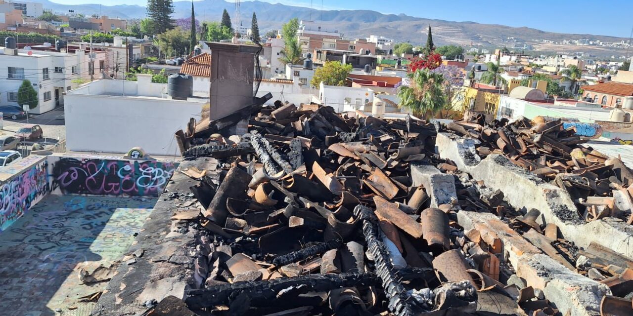 Autoridades municipales y cuerpo de Bomberos sofocan incendio en casona abandonada por sus dueños en avenida Carranza