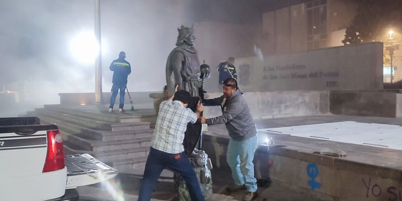 Se retira escultura de San Luis Rey de Francia de Plaza de Los Fundadores