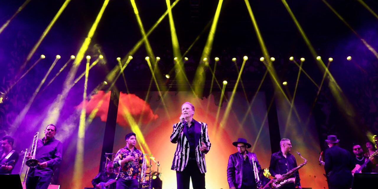 Miles de personas abarrotan la Plaza de Fundadores para disfrutar a Emmanuel en el Festival San Luis en Primavera