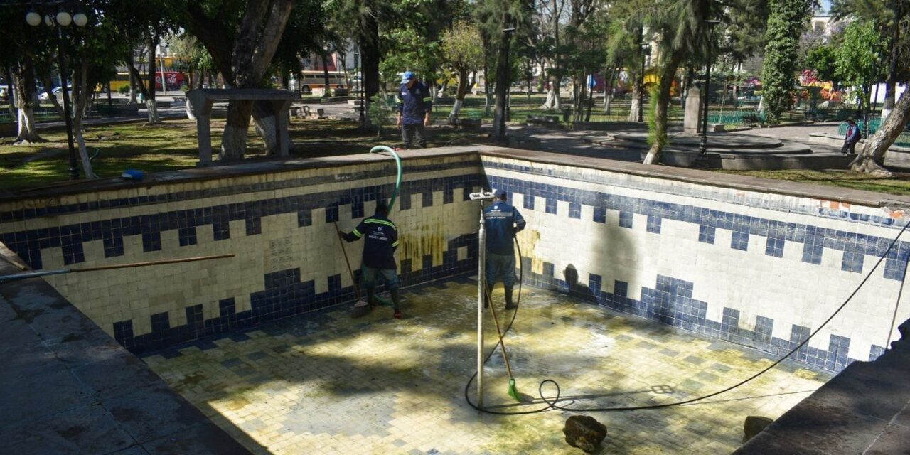 Ayuntamiento de SLP limpia la fuente de la Alameda