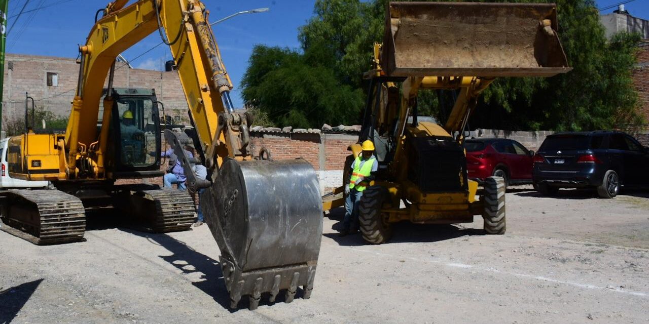 Inicia rehabilitación de una calle más en colonia Rivas Guillén