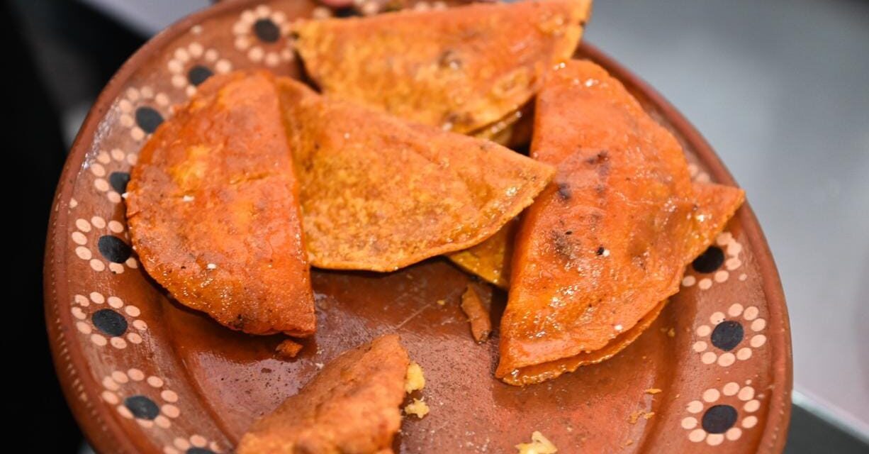 Gran variedad de enchiladas deleitan a familias locales y visitantes en la FENAE