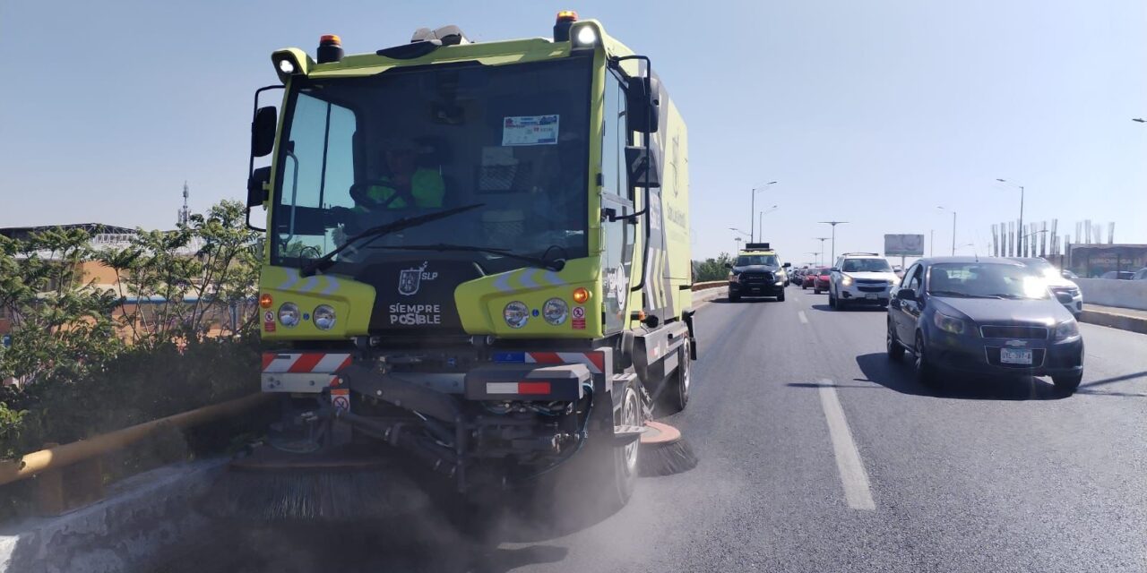 Ayuntamiento de SLP realiza limpieza con cuadrilla especial en avenida Salvador Nava