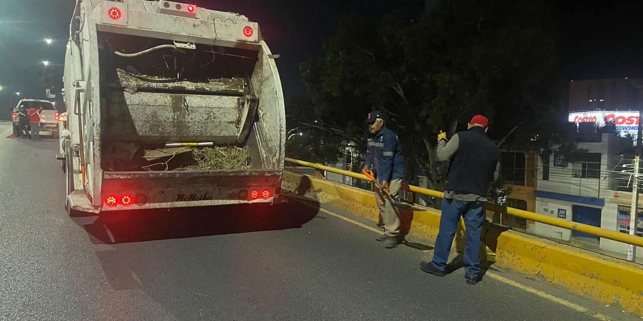 Ayuntamiento de SLP realiza trabajos de limpieza en avenida Salvador Nava en horario nocturno