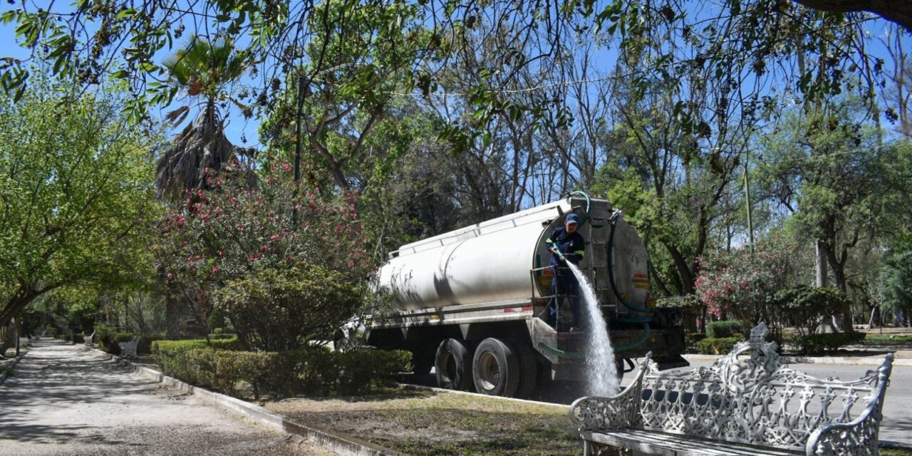 Gobierno Municipal realiza labores de riego, limpieza y mantenimiento del Parque de Morales